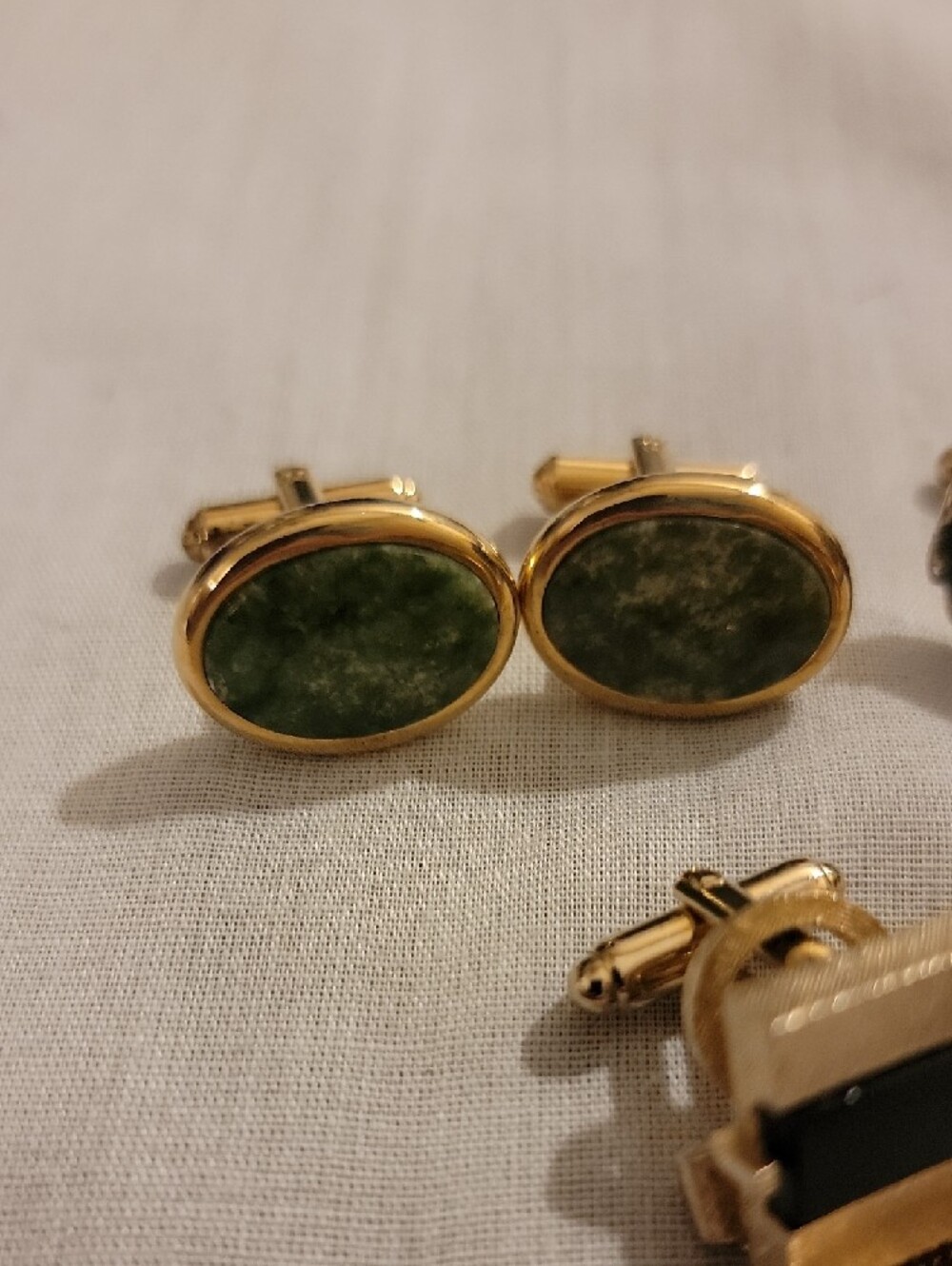 Vintage Men's Gold-Tone Green Marble, Oval Gemstone & Black Inlay Cufflinks - Picture 3 of 4